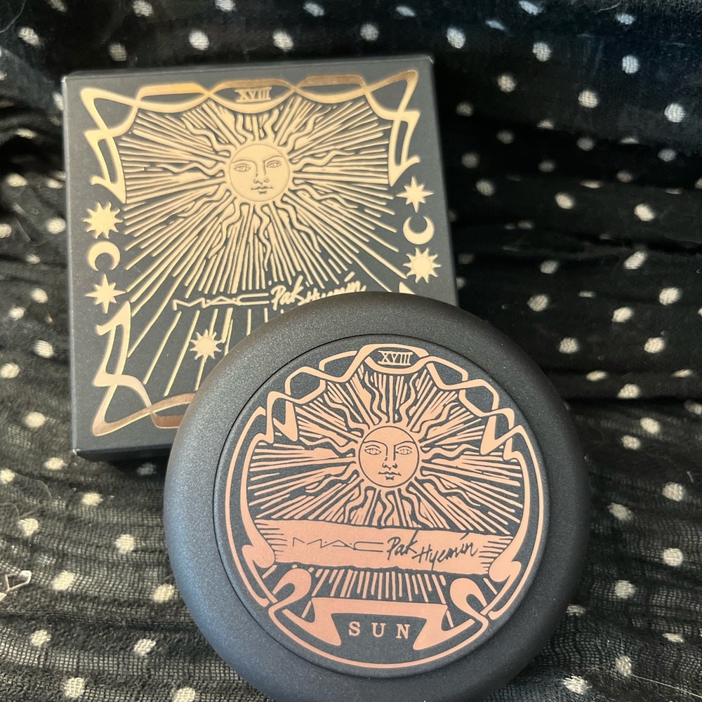 MAC limited edition highlighter new in the box. Stunning. Sky’s the Limit